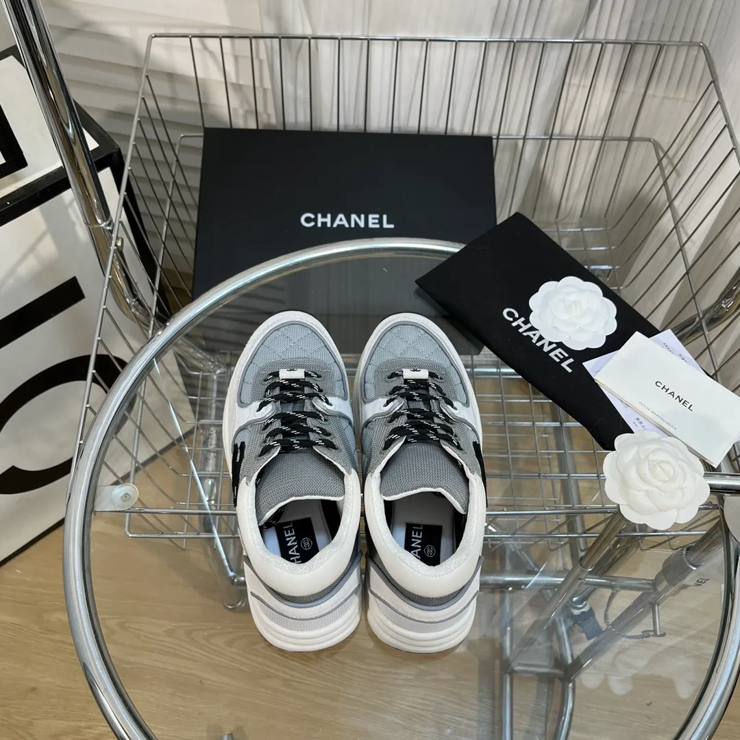 👟👟Ex-factory price 560👟👟 Chanel Chanel - 2022 counter top casual sports shoes This classic design; the upper is electro-embroidered with a variety of techniques; the outsole is fashionable and sporty; it is unusual to incorporate a variety of color matching elements... The diversified mix and match is very good-looking and versatile, casual, fashionable, sports and outdoor can be taken into account... ꫛꫀꪝ Go➫ Material: ❶Upper is made of: Original imported high mercerized smooth cow suede + electric embroidery technology + imported breathable mesh ❷Inner use: original imported breathable mesh ❸Outsole based on: original TPU combination outsole Counter boutique packaging complete set for women 35–42 men 38–46